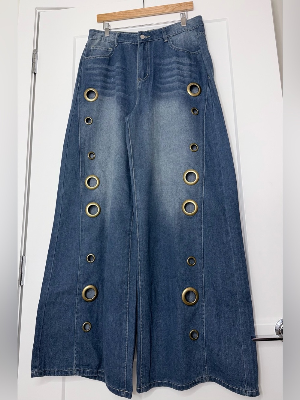 Wide Leg Blue Jeans with Grommet Detail - Picture 3 of 4